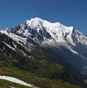 Monte Branco na Fran&ccedil;a, montanha alta coberta por gelo na parte superior