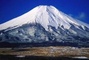 Foto do Monte Fuji no Jap&atilde;o, montanha coberta por neve