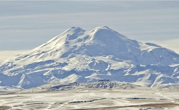 Foto do monte Elbrus coberto por gelo