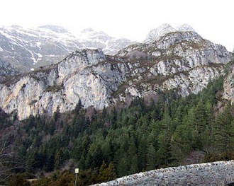 Foto dos Montes Pireneus, montanhas cobertas por neve no topo.