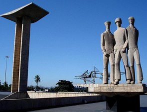 Foto de 3 est&aacute;tuas na cor cinza representando soldados.