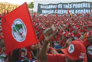 Foto de uma manifestação do MST