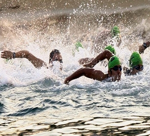 Foto de nadadores nadando nas &aacute;guas de um rio ou mar