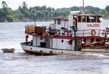 Foto de um barco no rio Paraguai