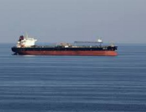 Foto de um grande navio petroleiro passando pela regi&atilde;o do Estreito de Ormuz