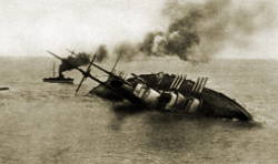 Foto de um navio de guerra afundando após batalha na Primeira Guerra Mundial