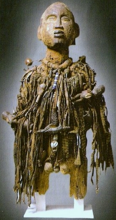 Esp&eacute;cie de est&aacute;tua com adere&ccedil;os de Nkosi, divindade africana