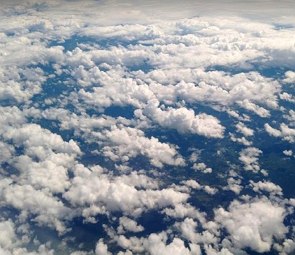 Nuvens brancas vistas de cima numa avi&atilde;o