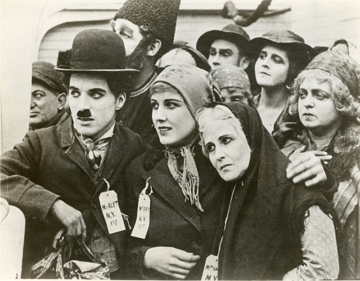 Charles Chaplin em cena do filme O imigrante, de 1917