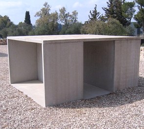 Escultura representando uma esp&eacute;cie de caixa com aberturas