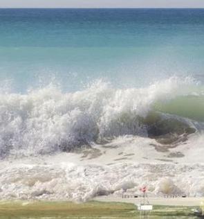 Foto mostrando ondas gigantes no mar.