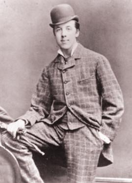 Fotografia do escritor irlandês Oscar Wilde, em pé e de chapeu