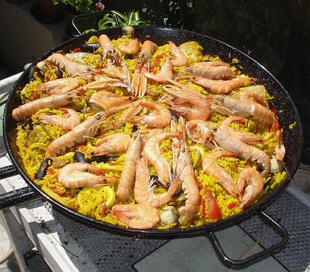 Foto de uma frigideira grande com paella de frutos do mar e camar&atilde;o