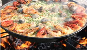 Foto de uma paella sendo preparada