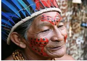 Foto de um pajé indígena brasileira