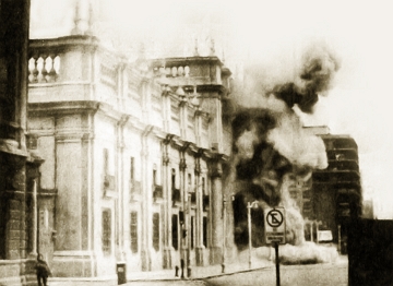 Pal&aacute;cio de La Moneda sendo bombardeado no Golpe Militar de 1973