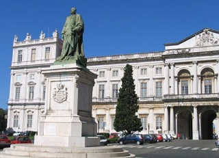Fachada do Pal&aacute;cio da Ajuda em Portugal com est&aacute;tua na frente