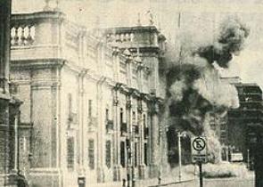 Pal&aacute;cio de La Moneda sendo bombardeado no Golpe Militar de 1973