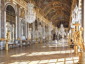 Foto do interior do Palácio de Versalhes mostrando muito luxo