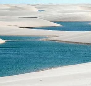 Dunas entre &aacute;guas do parque Nacional dos Len&ccedil;&oacute;is Maranhenses
