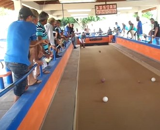 Foto de pessoas jogando um partida de bocha