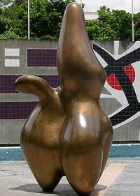 Foto da escultura Pastor de Nuvens de Hans Arp