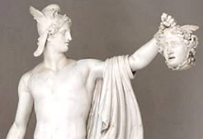 Est&aacute;tua do her&oacute;i Perseu com a cabe&ccedil;a da Medusa na m&atilde;o