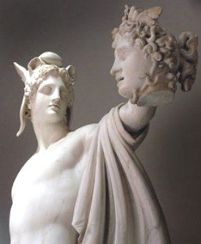 Escultura do heroi Perseu segurando a cabe&ccedil;a da Medusa