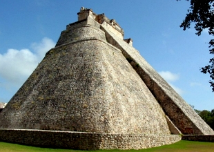 Foto de uma pir&acirc;mide maia