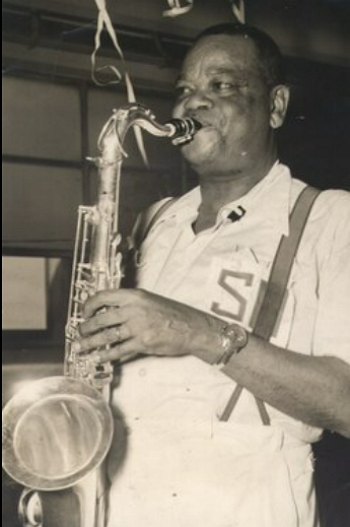 Foto de Pixinguinha tocando saxofone