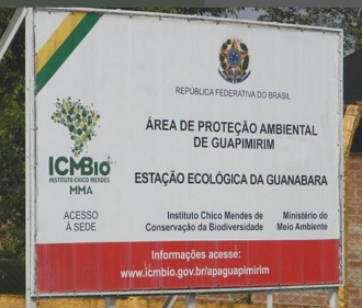 Placa indicando &aacute;rea de prote&ccedil;&atilde;o ambiental