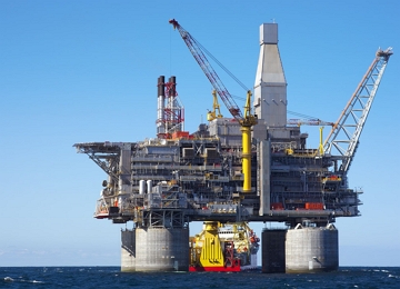 Plataforma de petr&oacute;leo em alto mar