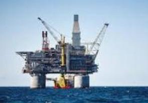 Plataforma de petr&oacute;leo em alto mar