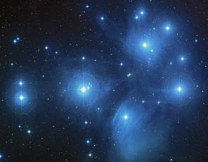 Pl&ecirc;iades brilhando no c&eacute;u noturno