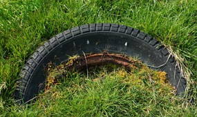 Foto de um pneu jogado no solo