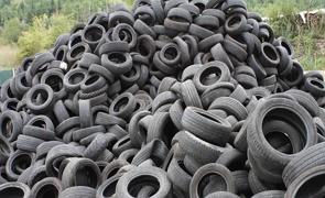 Pilha de pneus de automóveis usados