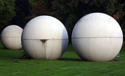 Giant Balls, obra de pop art de Claes Oldenburg
