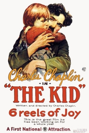 Poster de um filme mostrando Chaplin abra&ccedil;ado em um menino