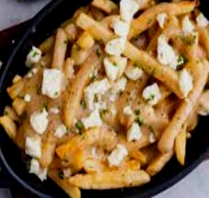 Prato de comida com batatas fritas com queijo branco