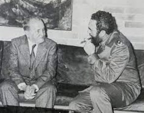 Luís Carlos Prestes com Fidel Castro conversando.