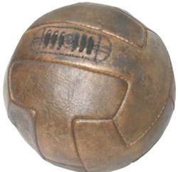 Foto da primeira bola de Voleibol na cor marrom e com costura.