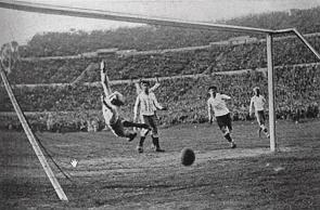 Gol do Uruguai na final da primeira Copa do Mundo de Futebol