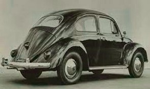 Foto de um autom&oacute;vel fusca de forma arredondada e de cor escura