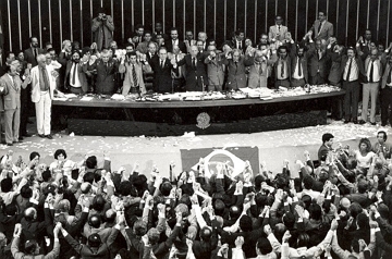 Promulga&ccedil;&atilde;o da Constitui&ccedil;&atilde;o Federal do Brasil em 1988