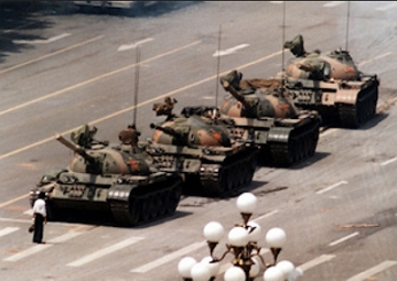 Jovem chin&ecirc;s em frente aos tanques de guerra da China no protesto da Pra&ccedil;a da Paz Celestial.