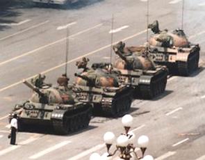 Jovem chin&ecirc;s em frente aos tanques de guerra da China no protesto da Pra&ccedil;a da Paz Celestial.