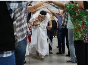 Quadrinha na festa Junina com noiva passando no túnel