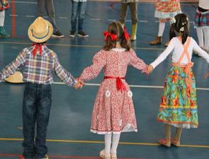Crianças dançando a quadrilha numa Festa Junina