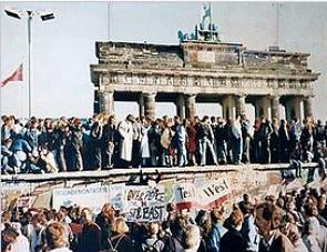 Foto de alemães durante a Queda do Muro de Berlim em 1989