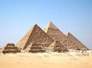 Foto das pirâmides de Queóps, Quéfren e Miquerinos no Egito